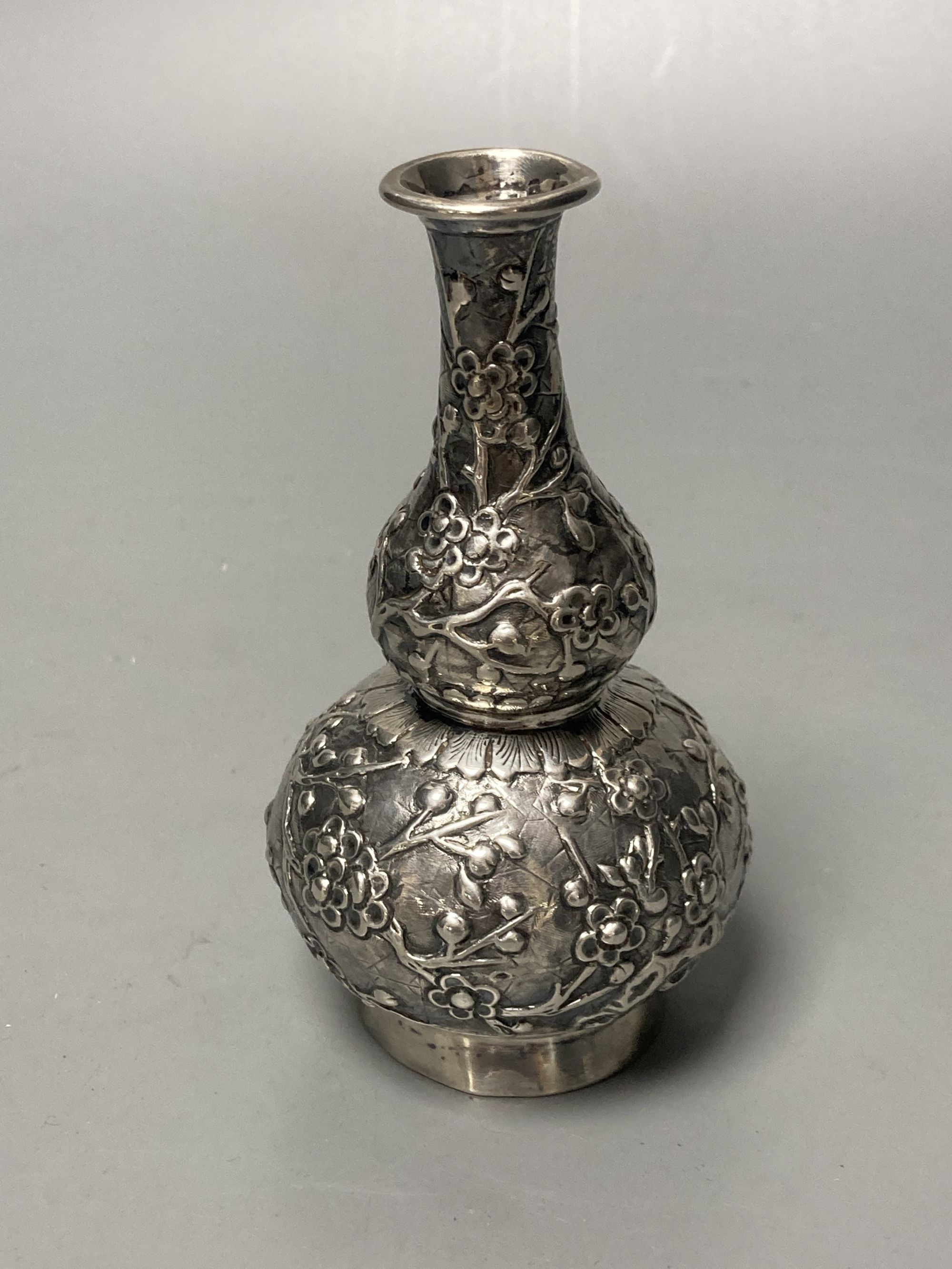 A Shanghai Luen-Wo export vase, height 11cm